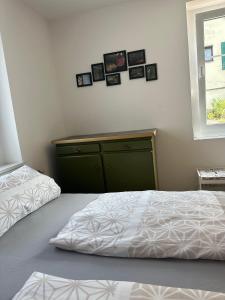 1 Schlafzimmer mit 2 Betten und einem grünen Schrank in der Unterkunft Bludenz Apartments RosaKlein-30m2 & RubinaGross-100m2 in Bludenz