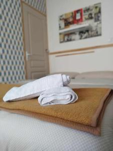 een handdoek op een snijplank in een keuken bij Maison atypique avec garage 2 roues - Proche Gare in Le Havre