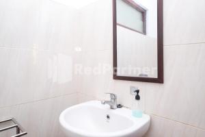 Koupelna v ubytování Kebon Krapyak Cottage Syariah Mitra RedDoorz near Stadion Maguwoharjo + 37 fotografií