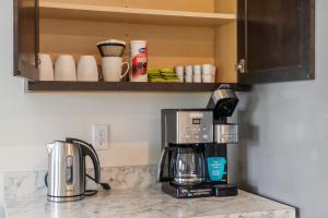 un comptoir de cuisine avec une cafetière et une machine à café dans l'établissement Brand New 4-Bedroom House near Disney & Beaches!, à Port Sainte-Lucie 24 autres photos