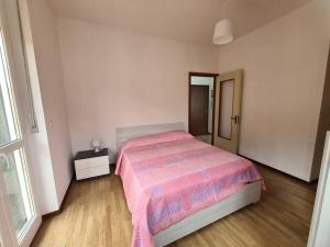 Un dormitorio con una cama grande y una ventana en Bilocale Centralissimo, en Leinì
