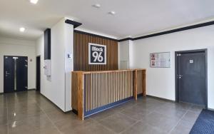 uma sala de espera com um sinal que lê de volta em Block 96 Apartments em Zlín