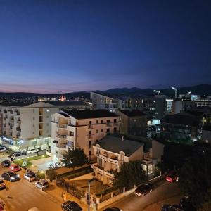 Blick auf die Stadt in der Nacht in der Unterkunft Sunshine Apartment Podgorica in Podgorica