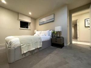 Кровать или кровати в номере 2BR Urban Vista Retreat CHCL F7