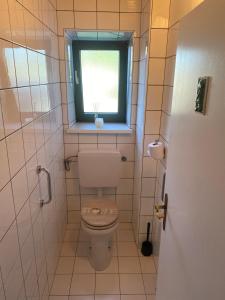 a small bathroom with a toilet and a window at hello. DIE FERIENWOHNUNG in Arbesbach