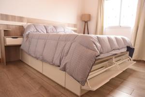 ein Schlafzimmer mit einem Bett mit einer ausziehbaren Schublade in der Unterkunft Cozy House in San Nicolás de los Arroyos