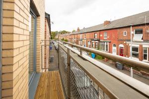 マンチェスターにあるWithington Apartmentsの通り隣の建物のバルコニー
