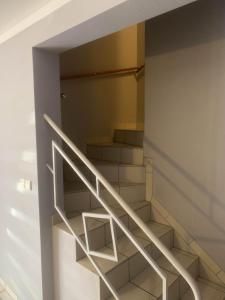 una escalera en una casa con una escalera blanca en La Taverne du Boucher, en Sarlande