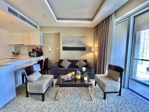 uma sala de estar com um sofá e uma mesa em Luxury 1 bedroom in Dubai Mall Residences em Dubai