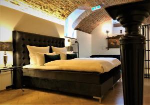 Un pat sau paturi într-o cameră la Historical Luxury Homes - Stadtvilla