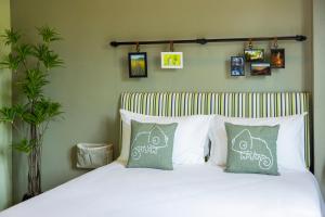 Postel nebo postele na pokoji v ubytování Chamemon Bed Phuket Town