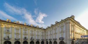 un grand bâtiment blanc avec un ciel au fond dans l'établissement B&B Torino Très Chic, à Turin