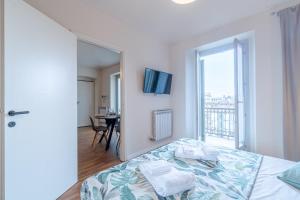 1 dormitorio con 1 cama y TV en la pared en Cernaia Modern & Central Flat en Turín