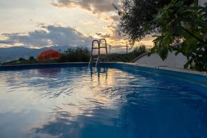 een stoel naast een zwembad bij Green Residence Villa Assunta in Moscufo