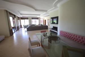 Μια τηλεόραση ή/και κέντρο ψυχαγωγίας στο Villa Tizra - Guest house