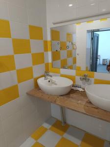 La salle de bains est pourvue de 2 lavabos et d'un miroir. dans l'établissement ART SAMARQAND HOTEL, à Samarcande