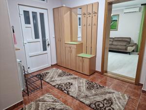 ein Wohnzimmer mit einer Tür und einer Couch in der Unterkunft Boletova kuća na dan in Rumenka