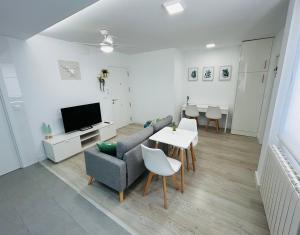 A television and/or entertainment centre at SILVER -Apartamentos Birdie-