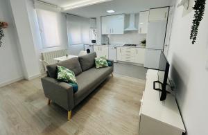 A kitchen or kitchenette at SILVER -Apartamentos Birdie-