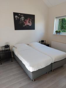 Giường trong phòng chung tại Huisje nr. 18 met jacuzzi