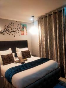 1 dormitorio con 1 cama grande en una habitación en Elite Escape, en Ciudad del Cabo