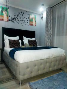 1 dormitorio con 1 cama grande en una habitación en Elite Escape, en Ciudad del Cabo
