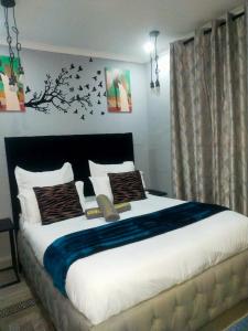 1 dormitorio con 1 cama grande con manta azul en Elite Escape, en Ciudad del Cabo