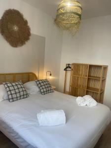1 dormitorio con 1 cama con 2 toallas en Le Cocon Urbain *T2* + Parking en Orléans