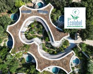 博尼法乔A SPERANZA Suites avec piscine privative chauffée的享有公园空中景色,设有一座建筑