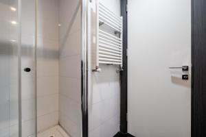 Um banheiro em Studio with City View Balcony 2 min to Metro
