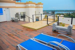 een balkon van een gebouw met uitzicht op het water bij Luxury Apartment with Sea & Lagoon View  in Negombo