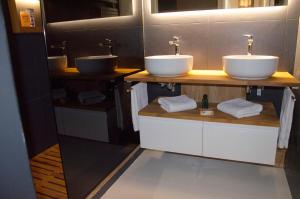 uma casa de banho com dois lavatórios e dois espelhos em Bel appartement moderne avec patio à Saint-Michel (Bordeaux) em Bordéus
