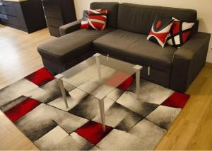 a living room with a couch and a rug at Bel appartement moderne avec patio à Saint-Michel (Bordeaux) in Bordeaux