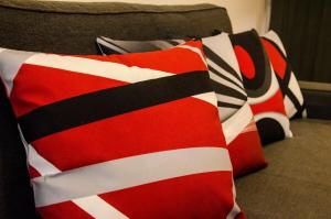 a group of pillows sitting on a bed at Bel appartement moderne avec patio à Saint-Michel (Bordeaux) in Bordeaux