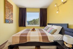 1 dormitorio con cama y ventana en Spokojny Apartament blisko Plaży - Spacerowa - by Renters en Łukęcin