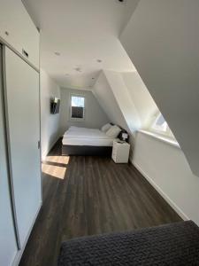Dormitorio pequeño con cama en el ático en Reetdachhaus Salzhaff, en Pepelow