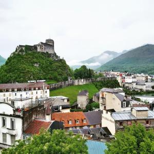a town with a castle on top of a hill at [LE JEANNE] 4/6 couchages, Wifi, sanctuaire in Lourdes