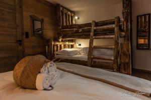 a bedroom with two bunk beds and towels on a bed at Chalet Le Pourquoi Pas in La Bresse