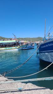 un groupe de bateaux est amarré dans l'eau dans l'établissement Eaí Hostel, à Cabo Frio