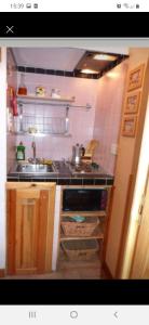 uma cozinha com um lavatório e um fogão forno superior em Residence PARADISO em Roccaraso