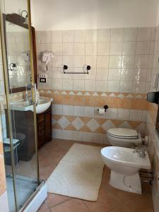 uma casa de banho com um WC e um lavatório em B&B Amistade em Seùlo