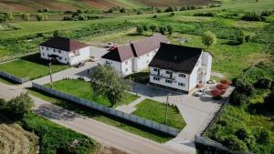 Ocna-MureşuluiLa Luna Imobiliare的田野中房屋的鸟瞰图