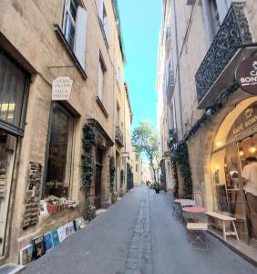 een lege straat in een steeg tussen twee gebouwen bij Artists Apartment Montpellier-Place de la Comédie in Montpellier