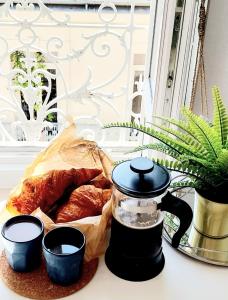 een koffiezetapparaat en een zak brood op een aanrecht bij Artists Apartment Montpellier-Place de la Comédie in Montpellier