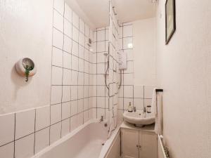 Koupelna v ubytování 24 Trafalgar Road + 9 fotografií