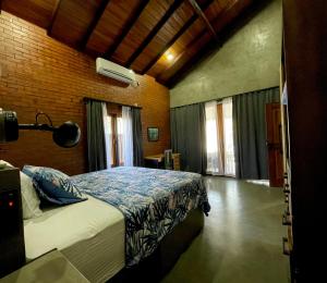 ein Schlafzimmer mit einem Bett in einem Zimmer mit Fenstern in der Unterkunft Negombo Morawala Beach Villa in Negombo