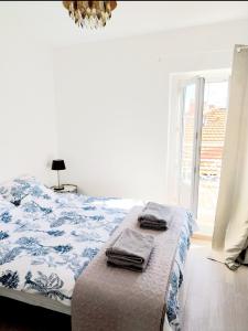 een slaapkamer met een bed met handdoeken erop bij Artists Apartment Montpellier-Place de la Comédie in Montpellier