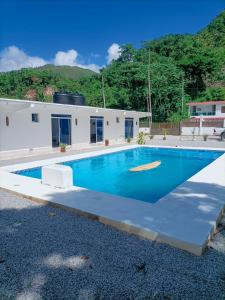 a swimming pool in front of a house at VIVE El VALLE Hotel in El Valle