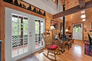 uma sala de estar com mesa e cadeiras em Rustic White Mountain Log Cabin Retreat! em Rumney