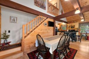 uma sala de jantar com mesa e cadeiras numa casa em Rustic White Mountain Log Cabin Retreat! em Rumney